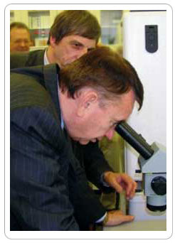 министр здравоохранения и социального обеспечения США Томми Томпсон в ИМБ, 2004г